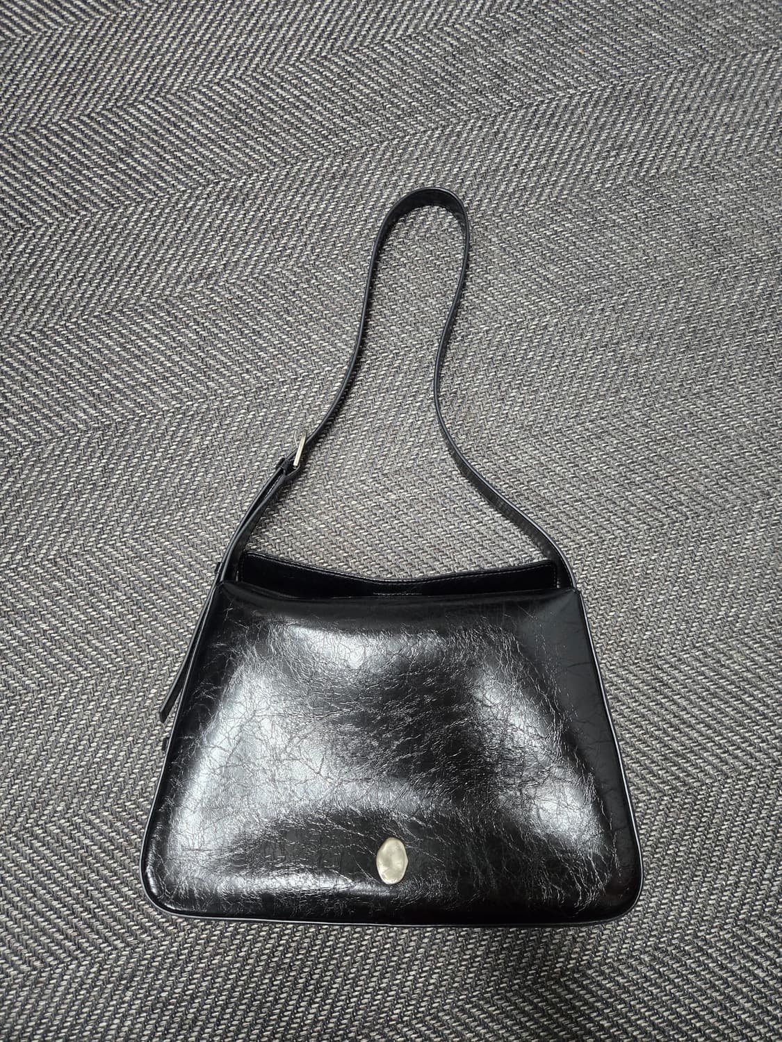 오스트카카 OSTKAKA 크누트 트라이앵글 숄더백 블랙 상품이미지2