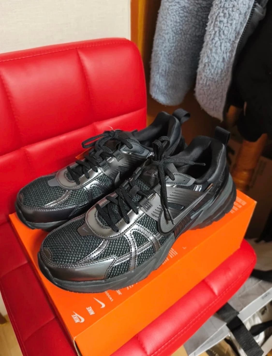 (새상품급) 나이키 V2K 런 블랙 앤트러사이트 상품이미지1