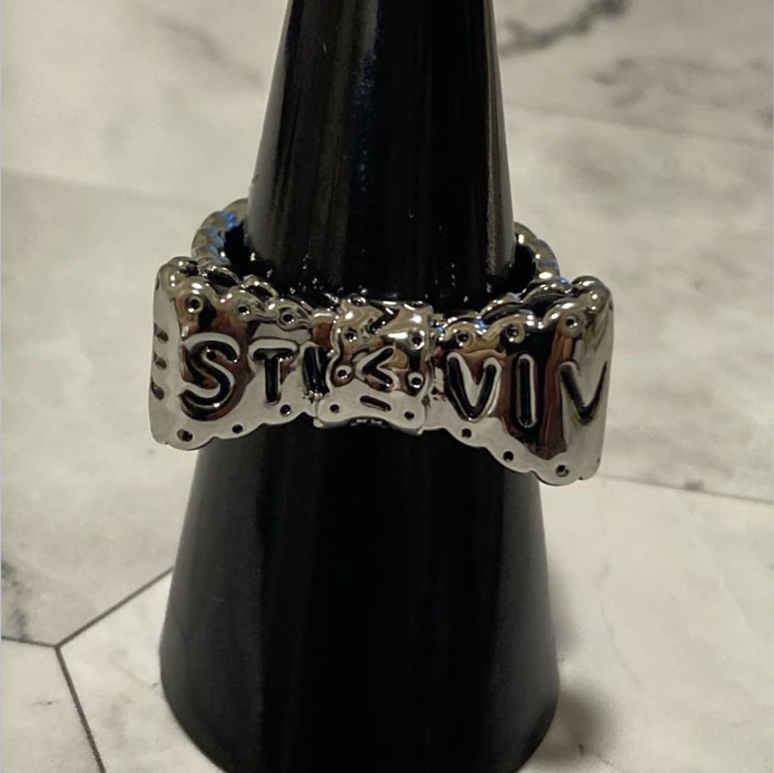 비비안웨스트우드 아카이브 레터링 로고 리본링 반지 상품이미지3