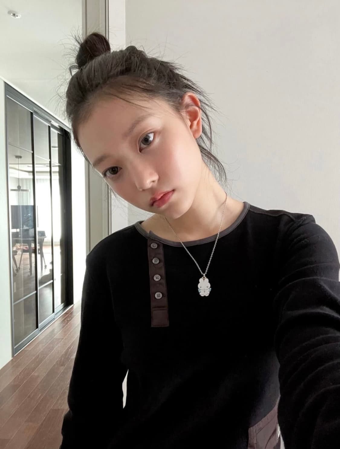 해린 착용 스마트어반유즈풀 현) 코이세이오 롱슬리브 블랙 상품이미지1