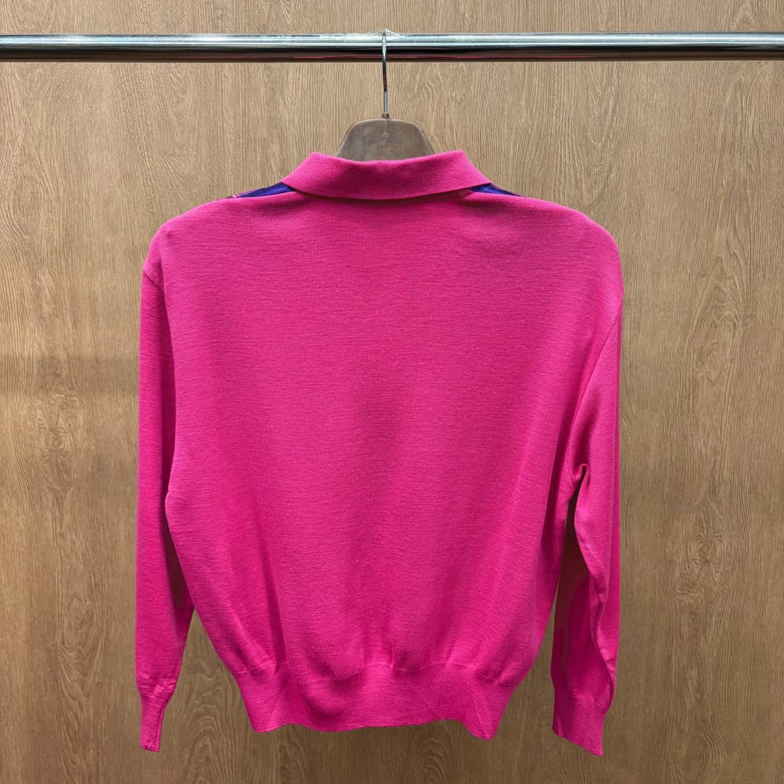 꾸레쥬 울 카라 니트 퍼플 체크 배색 로고 버튼 디테일 레귤러핏 핑크 상품이미지3