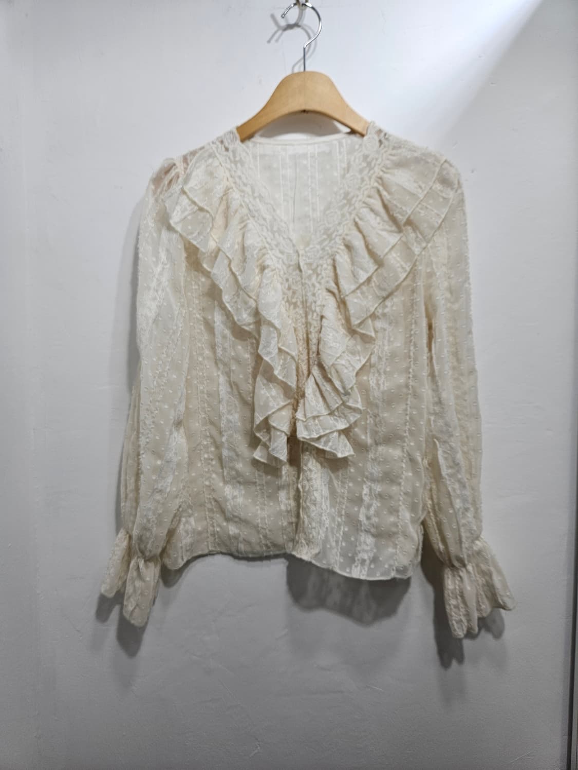 아이보리 프릴 레이스 블라우스 상품이미지1