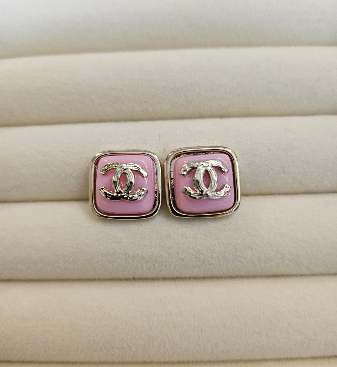 샤넬 업사이클링 펄사각 핑크단추 귀걸이 상품이미지1