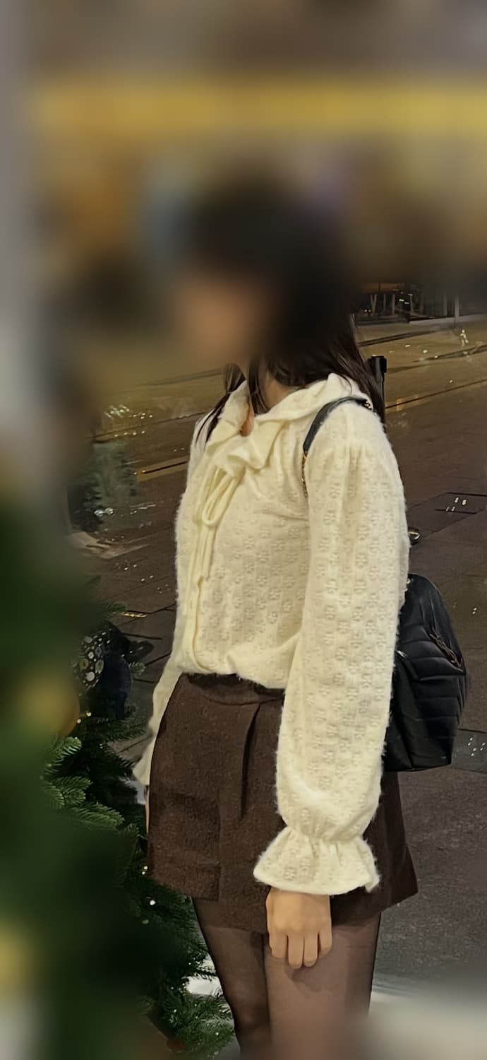 에잇세컨즈 기모 레이스 프릴 블라우스 (착샷O) 상품이미지4