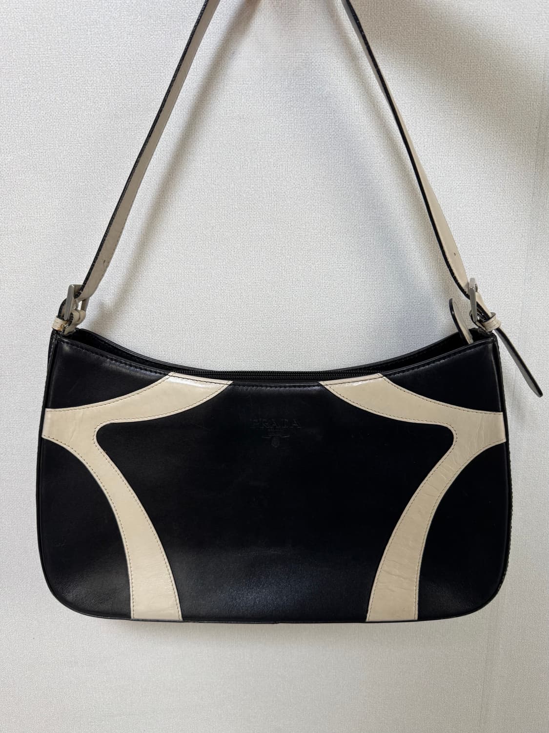 프라다 숄더백 빈티지 90s 00s 블랙 크림 아카이브 가죽 레더 호보백 상품이미지1