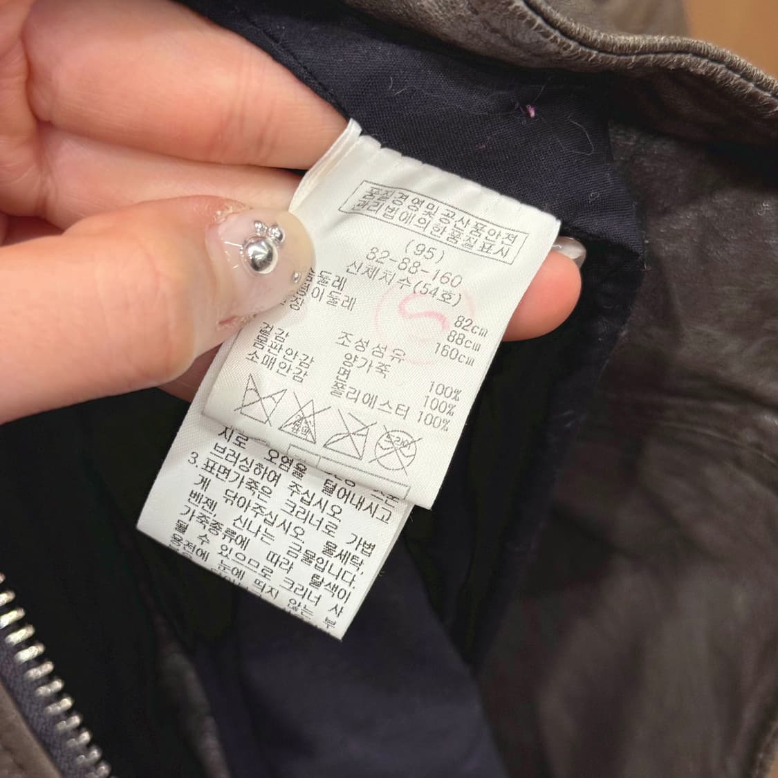 마쥬 양가죽 라이더 자켓 사선 지퍼 어깨 퀄팅 패턴 디테일 브라운 상품이미지9