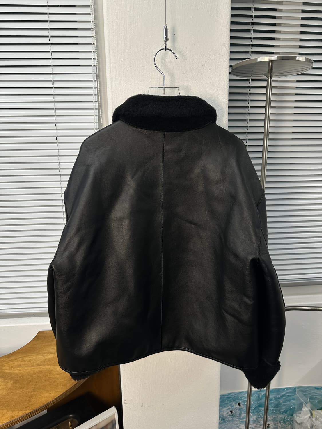 carriere short 리버시블 에코레더 무스탕 블랙 os  상품이미지4