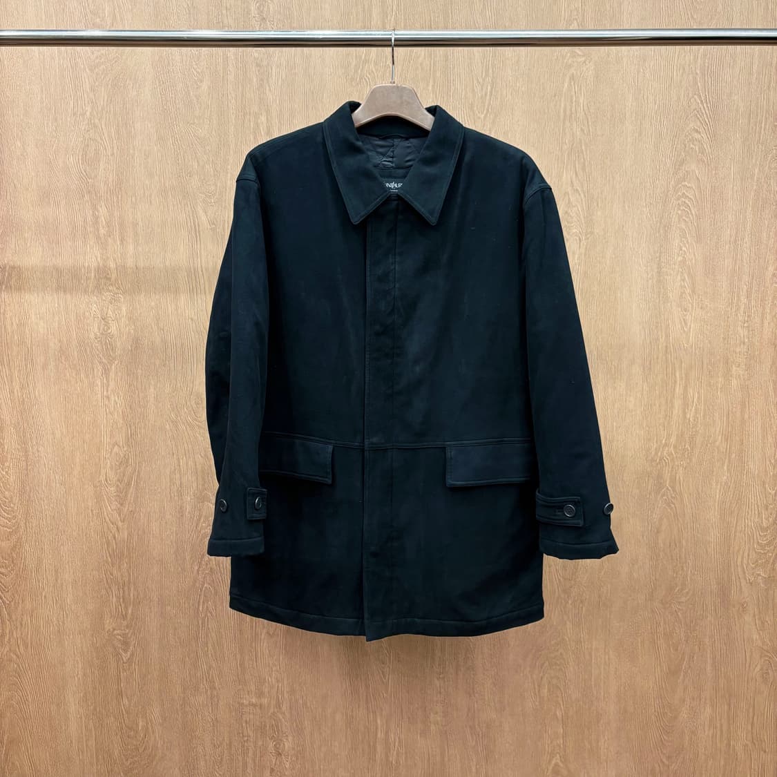 입생로랑 하프 코트 미니멀 솔리드 안감 로고 라벨 테이핑 디테일 블랙 상품이미지2