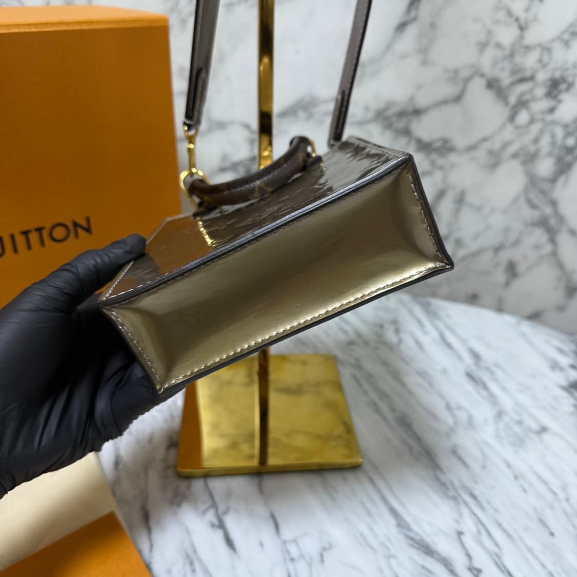 루이비통 모노그램 베르니 쁘띠 삭 플라 토트백 크로스백 상품이미지6