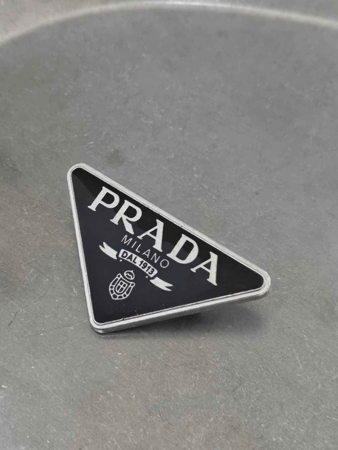 프라다 정품 빈티지 에폭시 로고 브로치 넥타이핀 상품이미지3