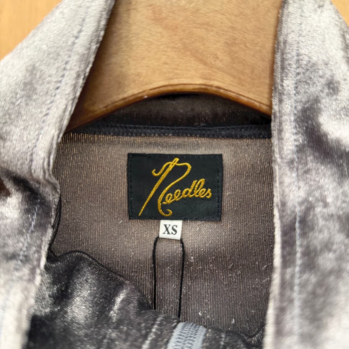 니들스 벨벳 트랙 자켓 프린지 장식 버터플라이 로고 자수 디테일 그레이 상품이미지7