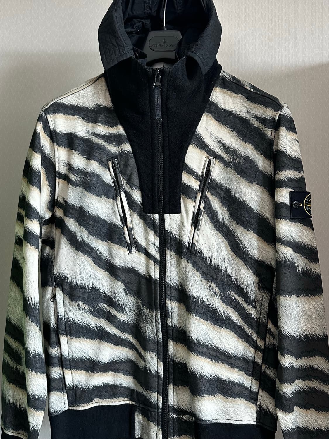 스톤아일랜드 인슐레이티드 타이가 자켓 L(105) 블랙 상품이미지1