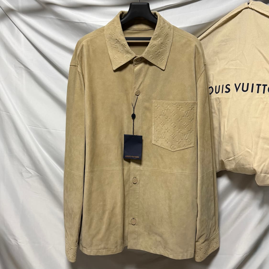 [새상품/56] 루이비통 모노그램 스웨이드 셔츠 자켓 베이지 상품이미지1