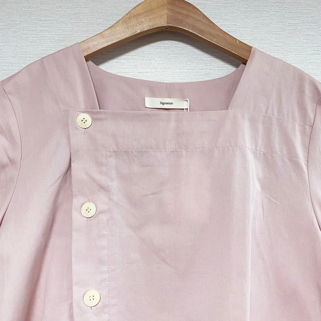 시그니처 스퀘어넥 버튼 반팔 블라우스 상품이미지2