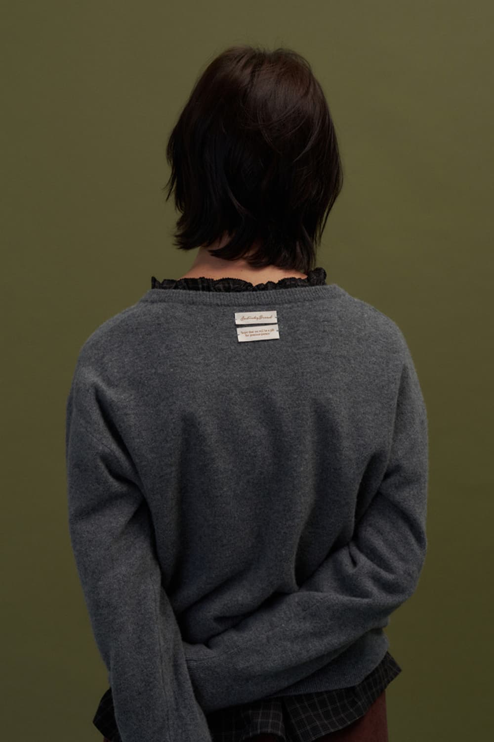 쏘딩키브레드 토스티 차콜 브이넥 니트 상품이미지2