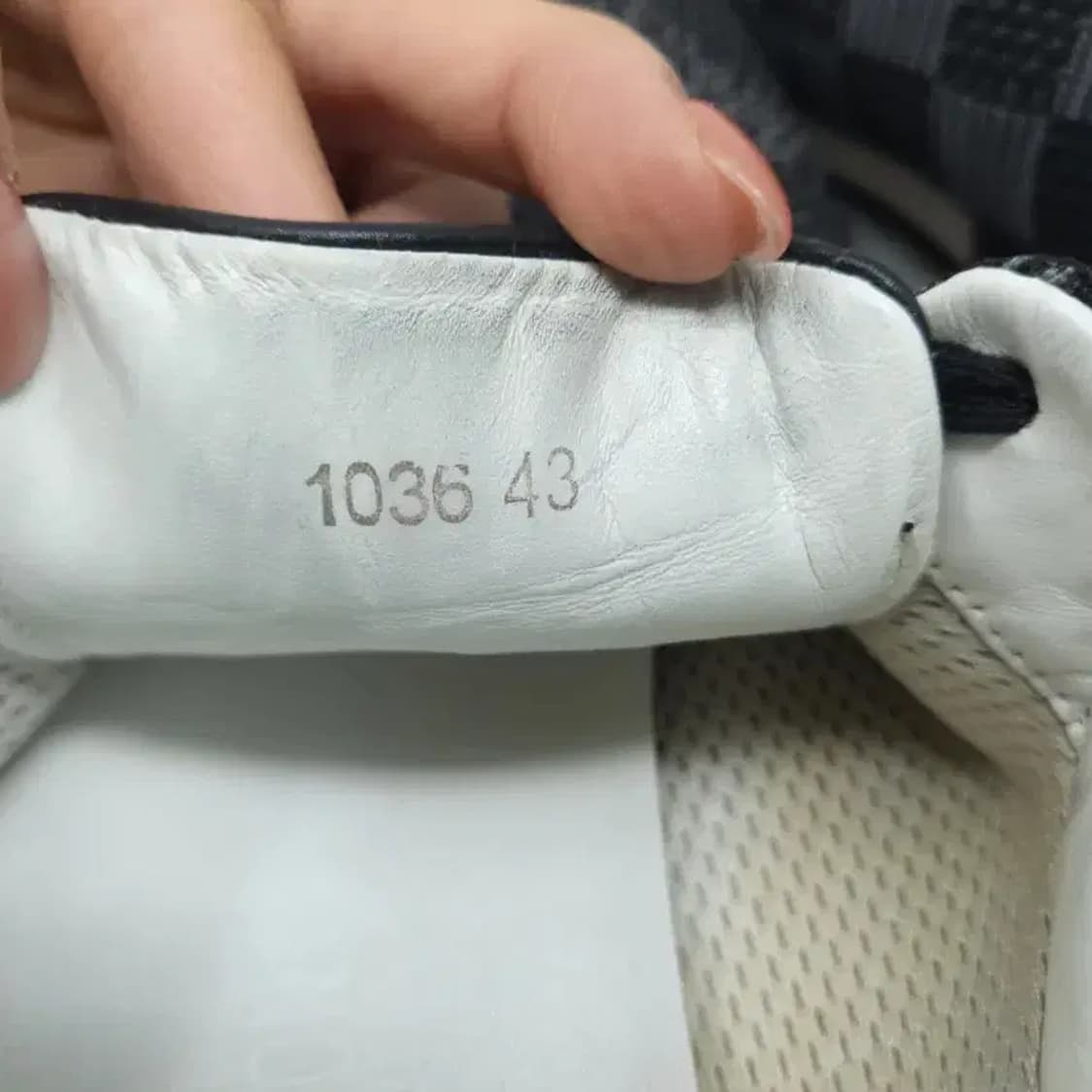 루이비통 남성 스니커즈 블랙/회색 43사이즈 상품이미지9