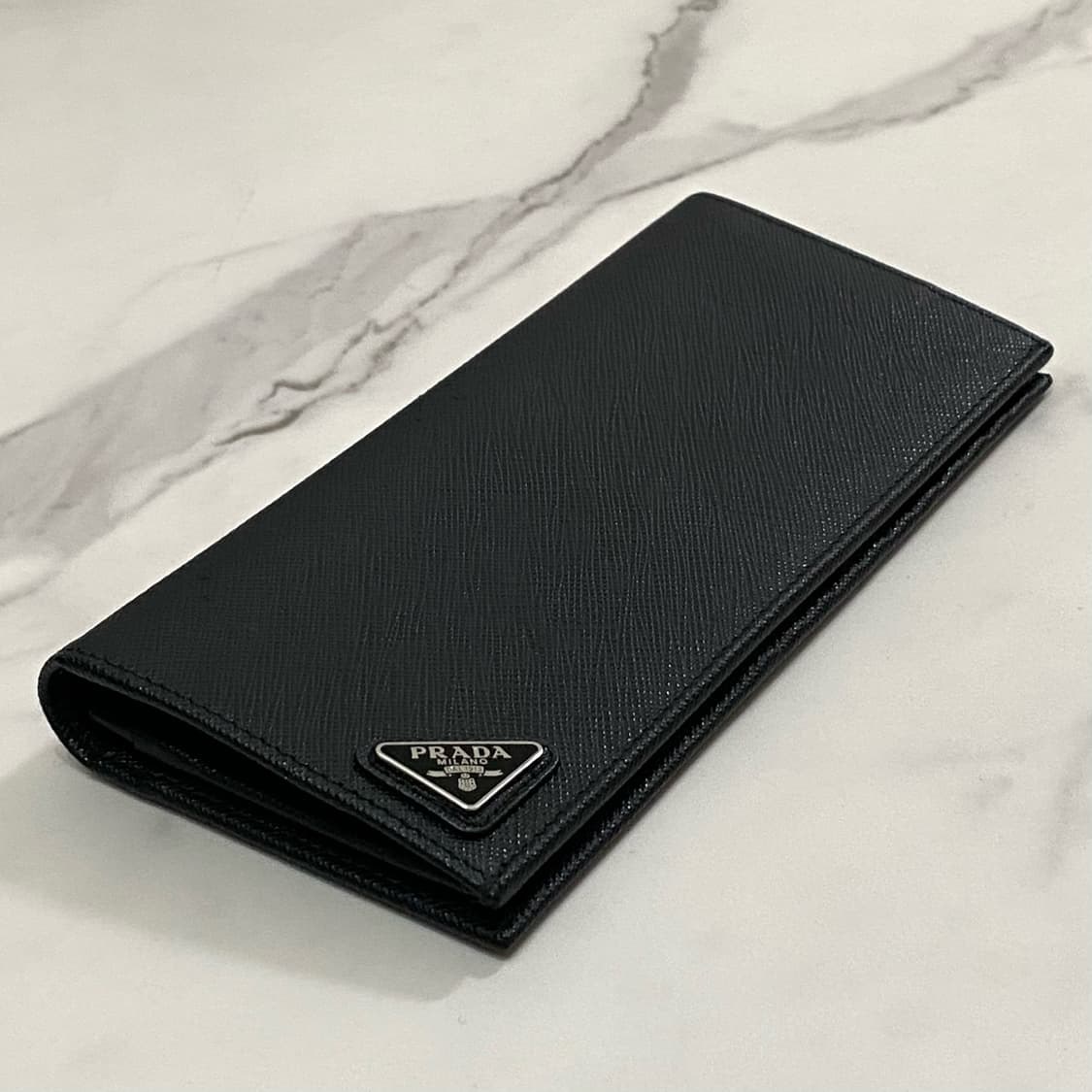 새상품급 프라다 사피아노 레더 삼각로고 장지갑 블랙 2MV836 상품이미지5