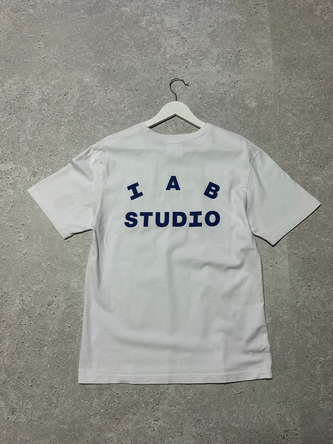 아이앱 스튜디오 빅로고 화이트 반팔티 상품이미지2