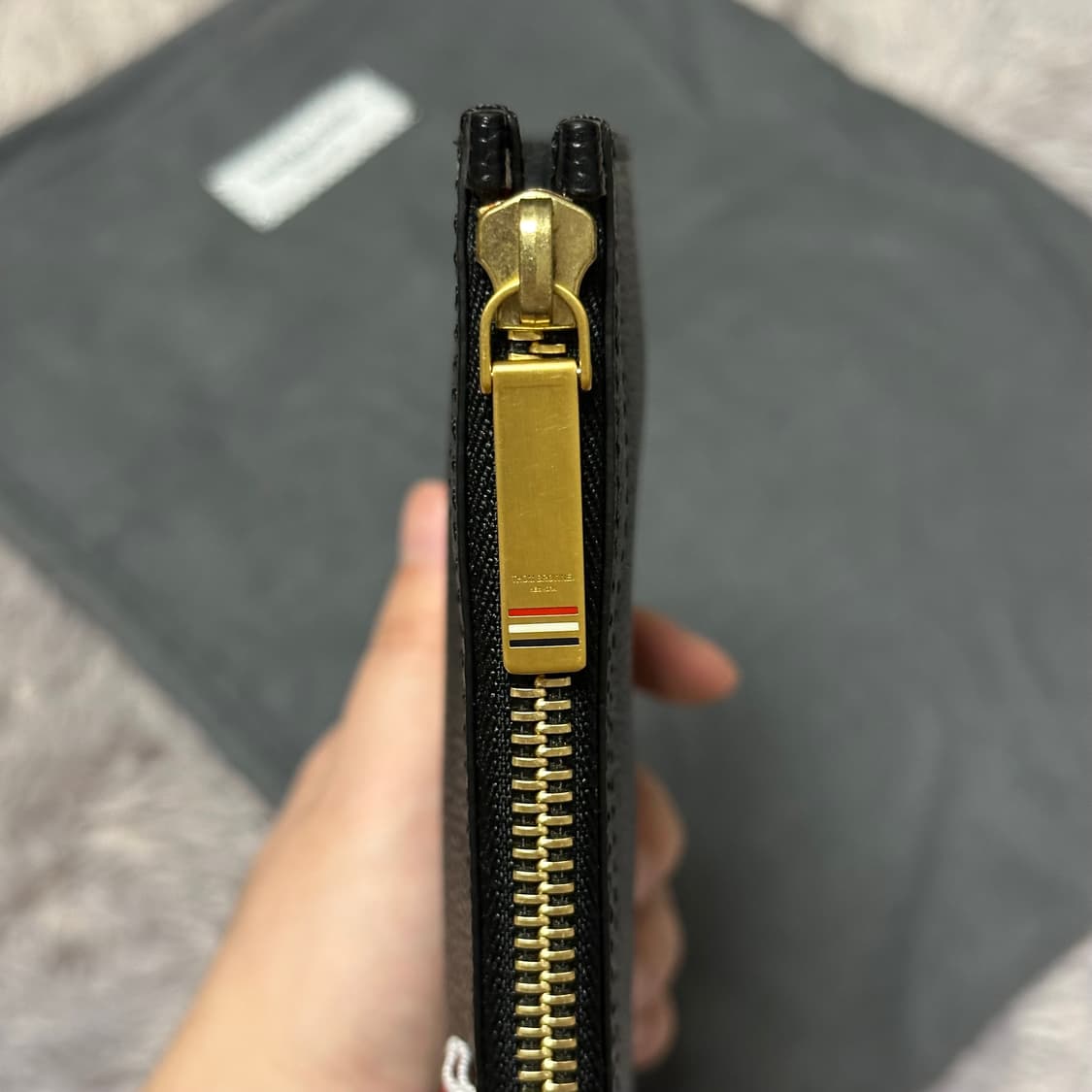 [정품 OS] 톰브라운 삼선탭 페블 그레인 클러치 블랙 상품이미지5