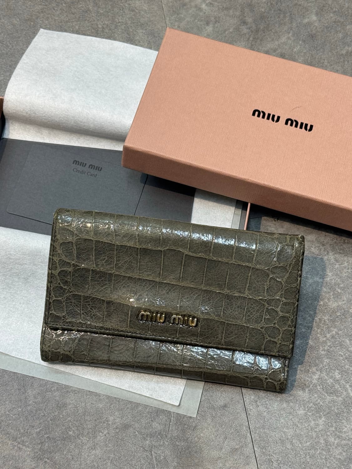 miumiu 악어가죽 지갑 상품이미지1