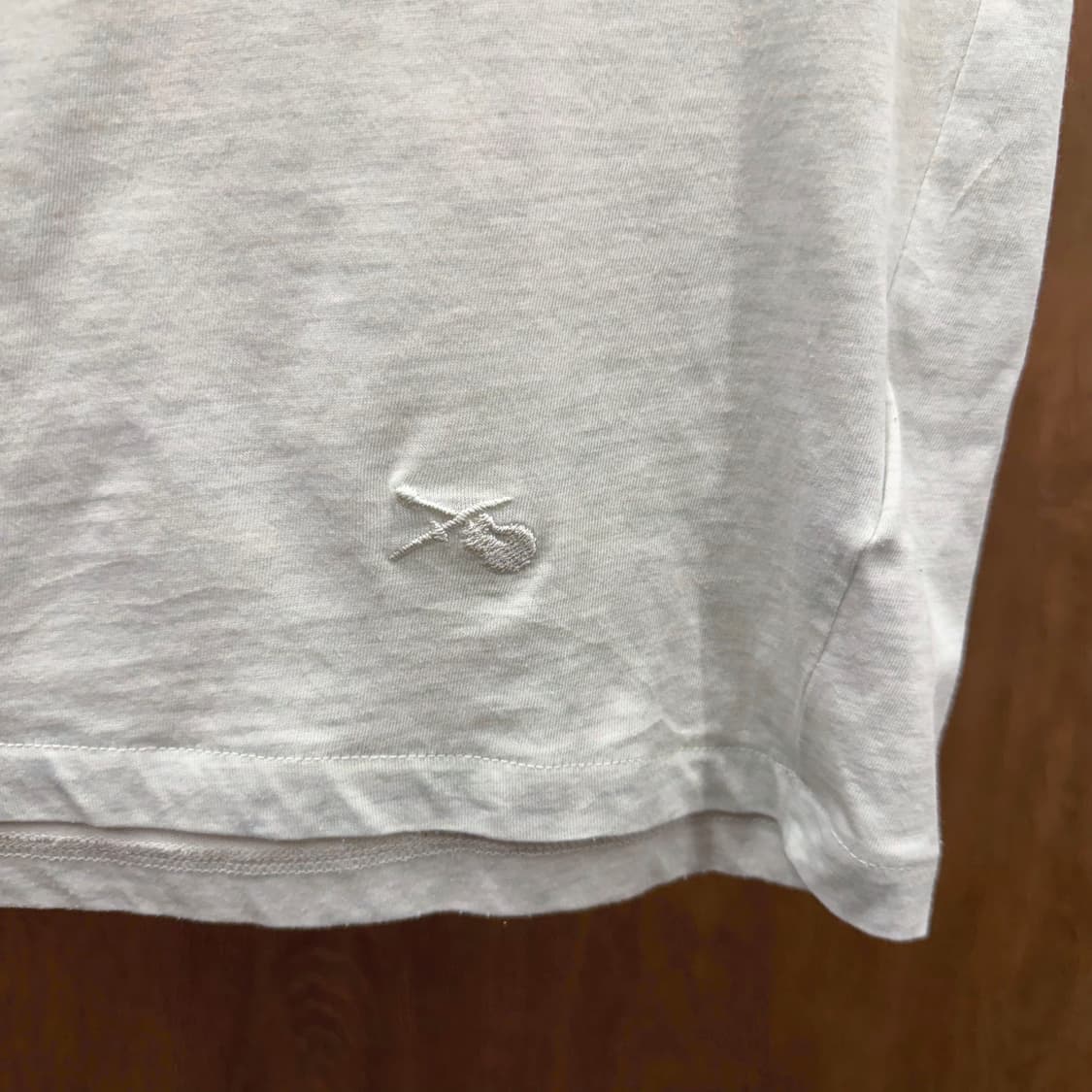 아페쎄 코튼 반팔 티셔츠 미니 자수 라운드넥 무지 디테일 레귤러핏 화이트 상품이미지6