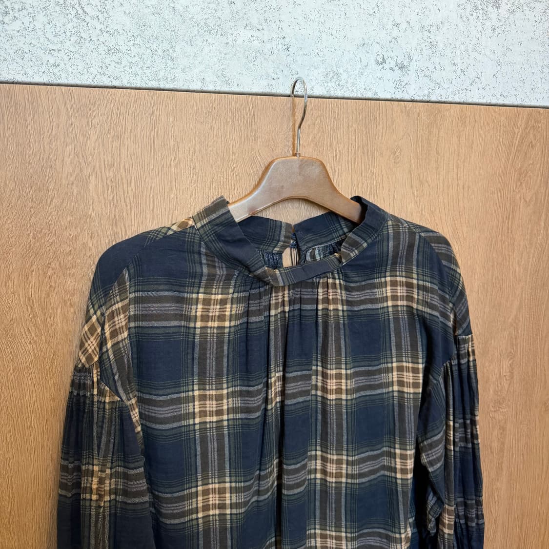 빈티지 체크 블라우스 스탠드넥 밴딩 커프스 디테일 루즈핏 네이비 상품이미지3