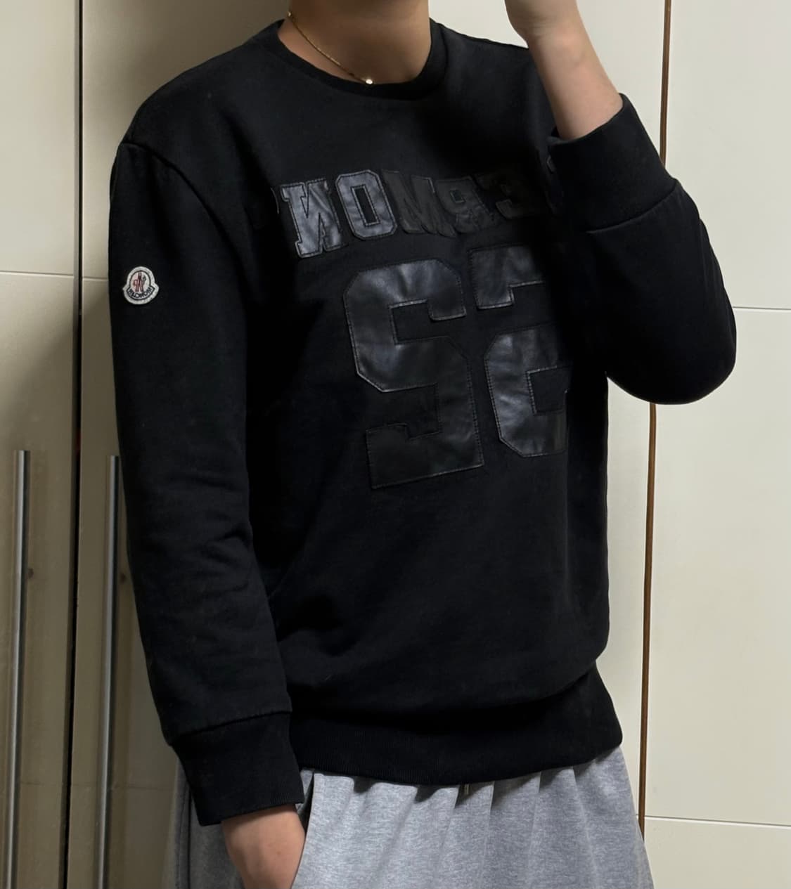 몽클레어 패치 블랙 맨투맨  상품이미지1