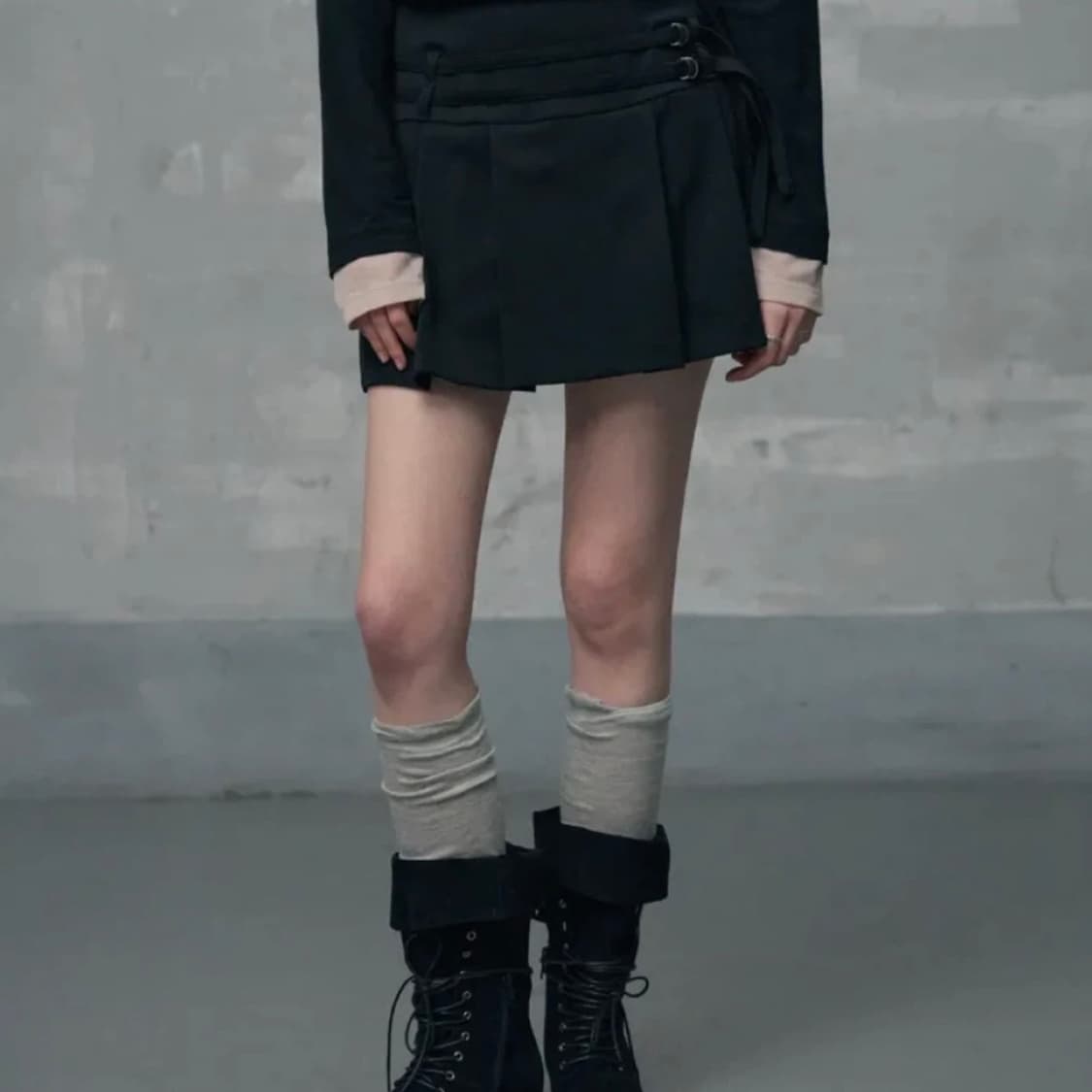 레더리 더블 스트랩 플리츠 미니 스커트 상품이미지3