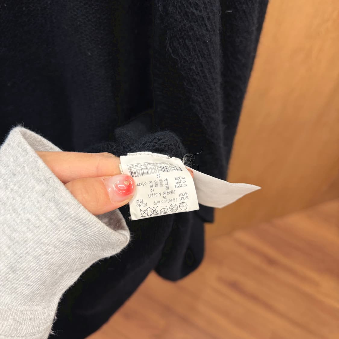 띠어리 니트 오픈 가디건 폭스 퍼 트리밍 디테일 루브핏 블랙 상품이미지7