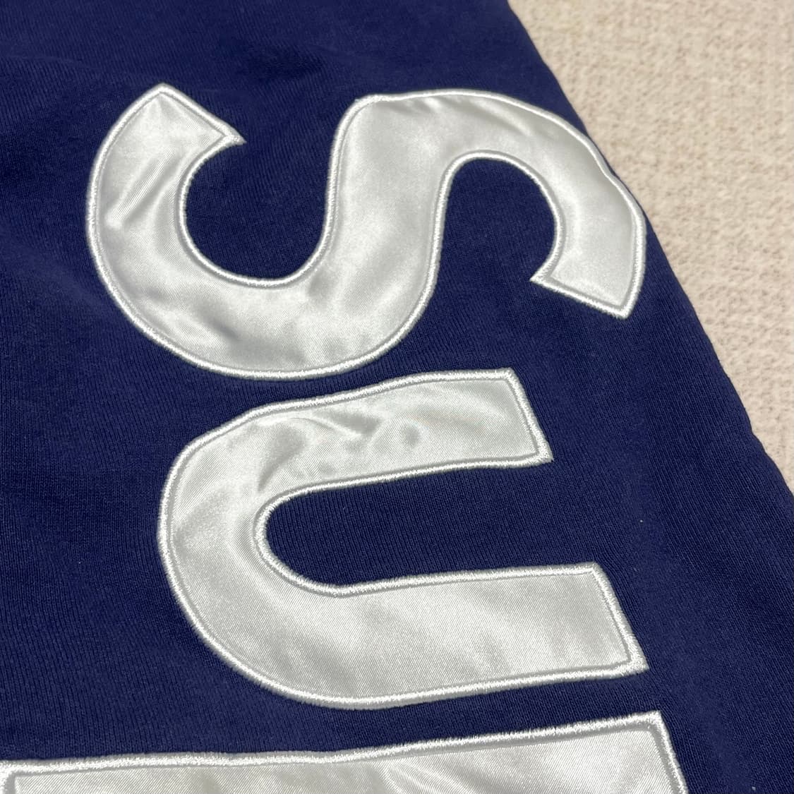 슈프림 사틴 아플리케 스웨트팬츠 워시드 네이비 - 23FW 상품이미지4