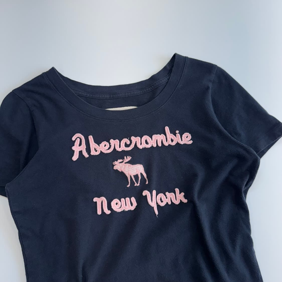 Abercrombie 아베크롬비 핑크 스펠아웃로고 네이비 반팔 상품이미지4