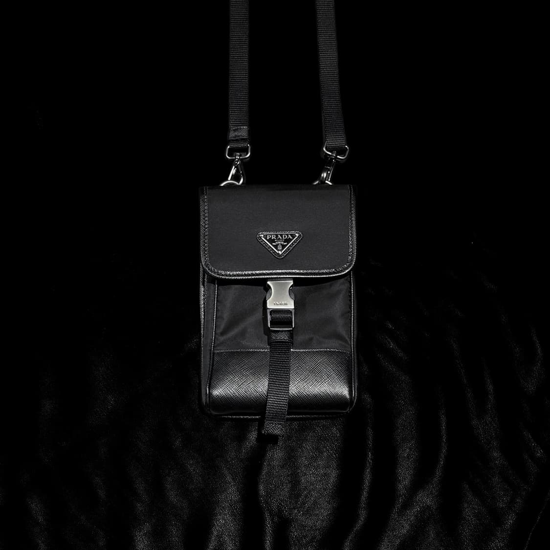 프라다 사피아노 리나일론 스트랩 폰 케이스백 블랙 상품이미지1