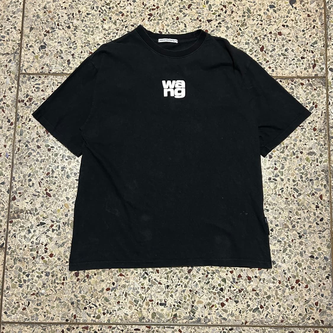 알렉산더 왕(Alexander Wang) 러버라이즈 로고 블랙 티셔츠 상품이미지1