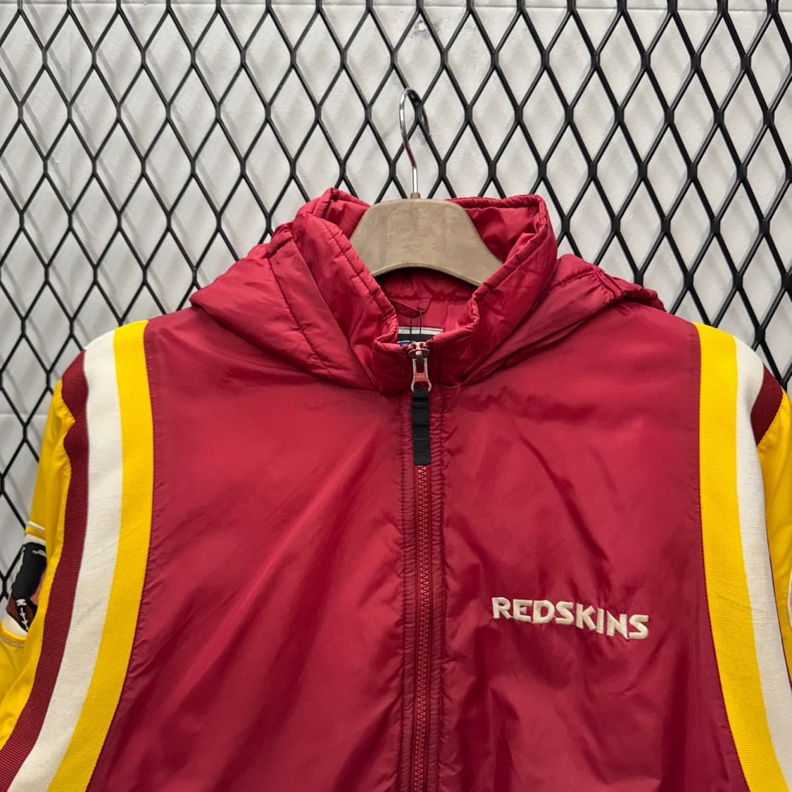 90s NFL X 워싱턴 레드스킨스 크롭 후드 점퍼 버건디 옐로 배색 상품이미지3