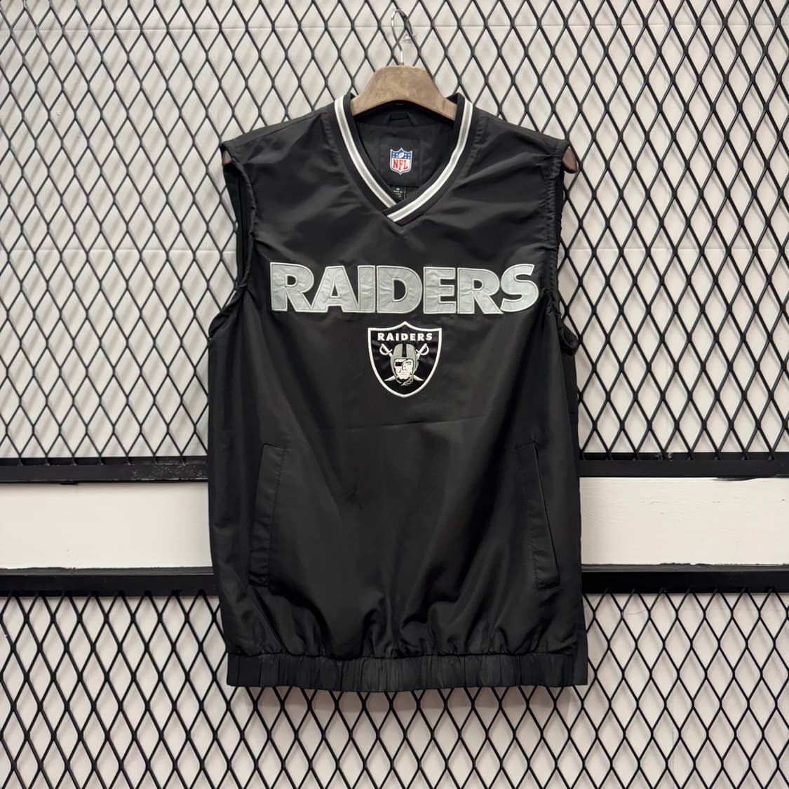 NFL X 레이더스 나일론 조끼 전후면 팀로고 포인트 블랙 상품이미지1