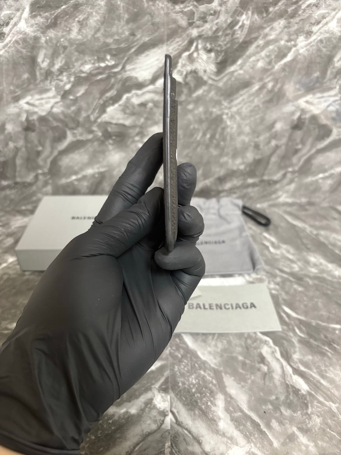 [새상품] 발렌시아가 그레인드 카프스킨 캐쉬 마그네틱 맥세이프 카드지갑 상품이미지4