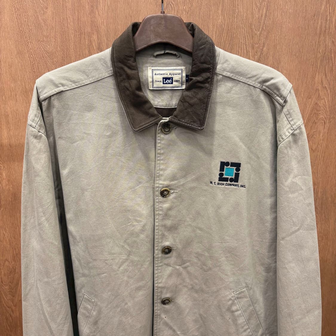 LEE 코튼 워크 자켓 브라운 레더 배색 카라 로고 자수 디테일 베이지 상품이미지4