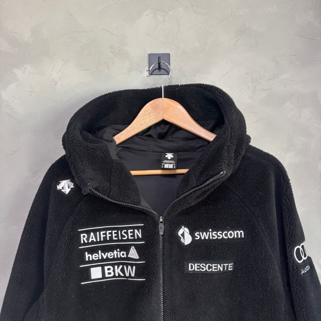 데상트 스위스 스키팀 쉐르파 플리스 집업 상품이미지2