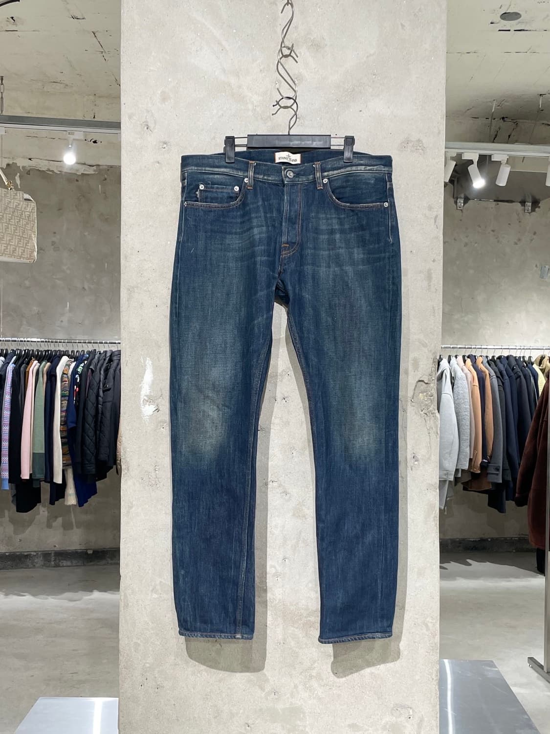 스톤 아일랜드 진청 와펜 워싱 데님 팬츠 상품이미지2