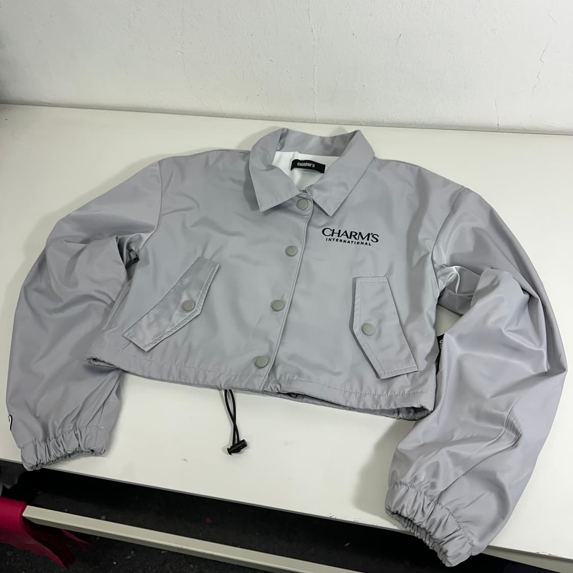 우먼FREE CHARMS 참스 그레이 백로고 크롭자켓 상품이미지1