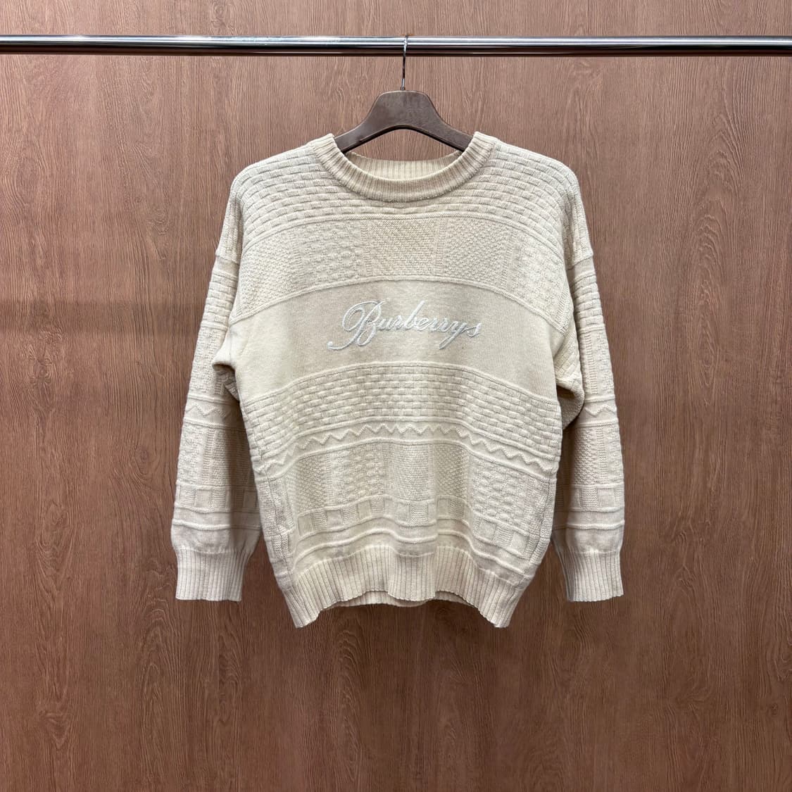 버버리 라운드넥 긴팔 울 니트 입체 텍스처 패턴 로고 자수 디테일 베이지 상품이미지2