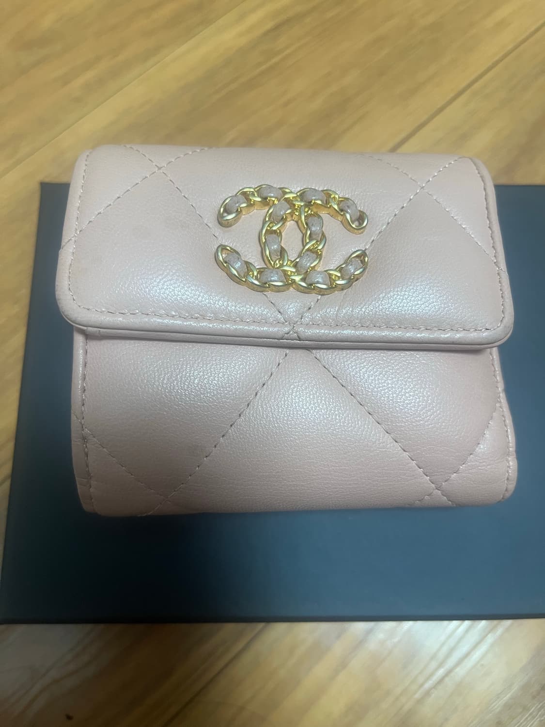 샤넬19지갑 상품이미지2