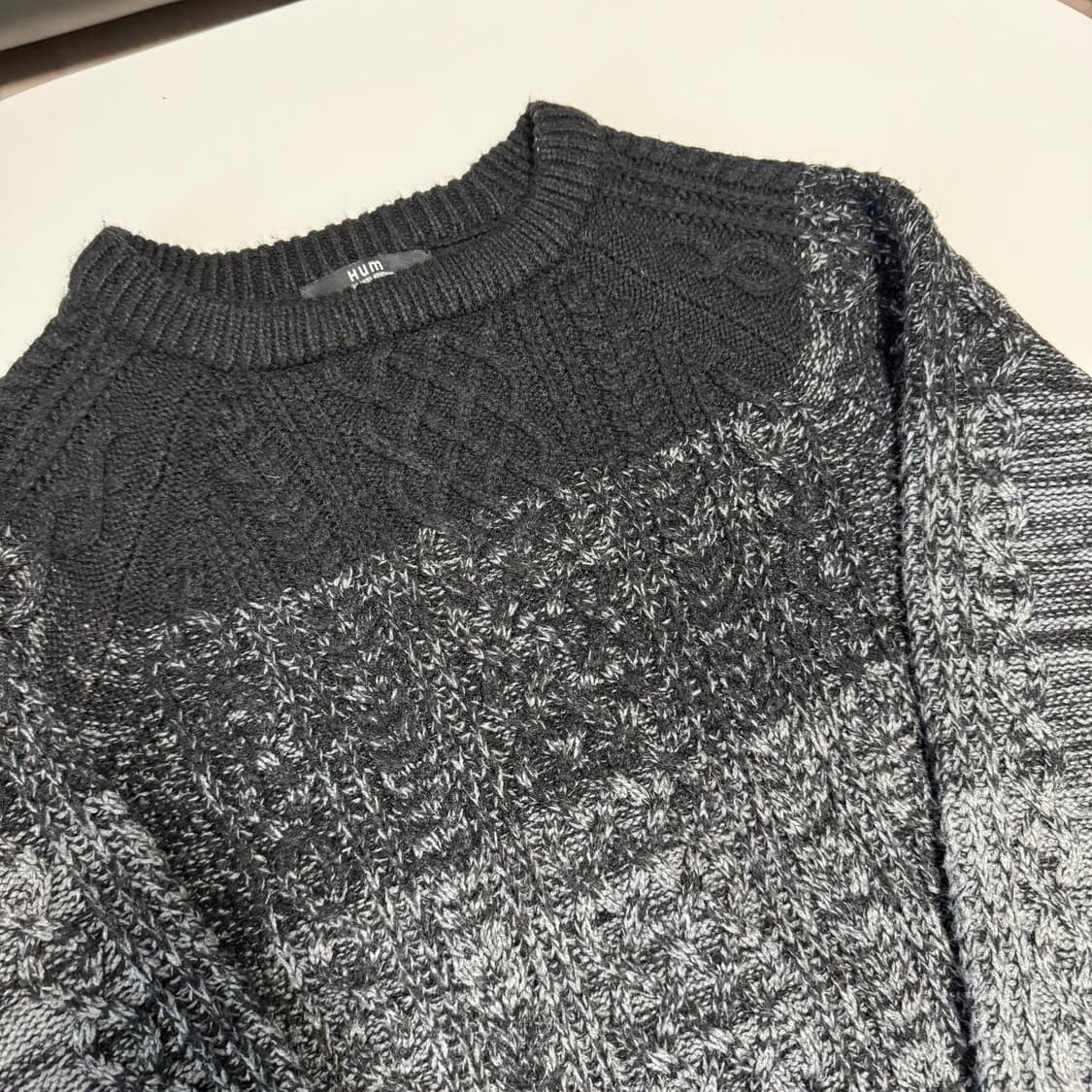 HUM 블랙그레이 그라데이션 니트 스웨터 상품이미지4