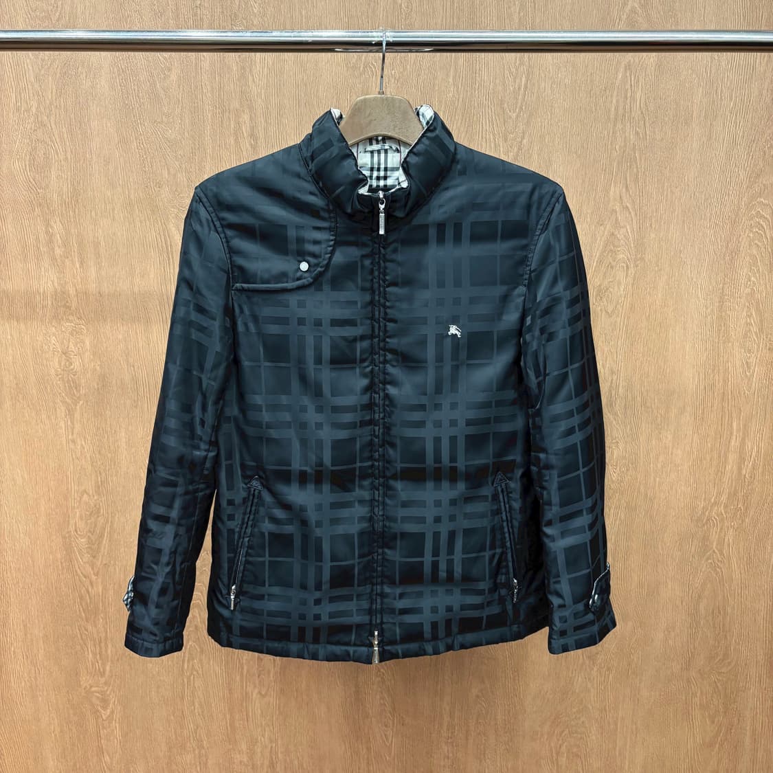 버버리 블랙 라벨 하이넥 패딩 점퍼 톤온톤 체크 패턴 스트랩 디테일 블랙 상품이미지2