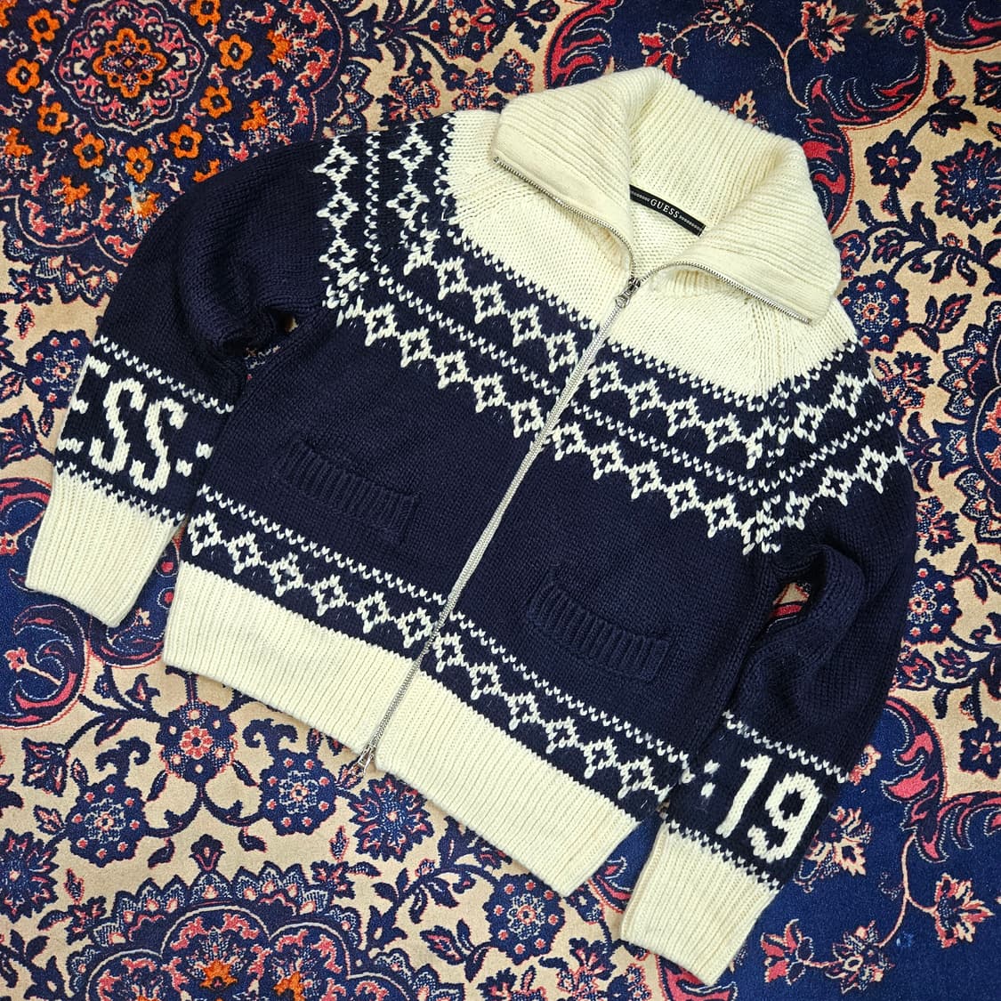 게스(GUESS) 24FW 코위찬 투웨이 집업 스웨터 자켓 Free 상품이미지1