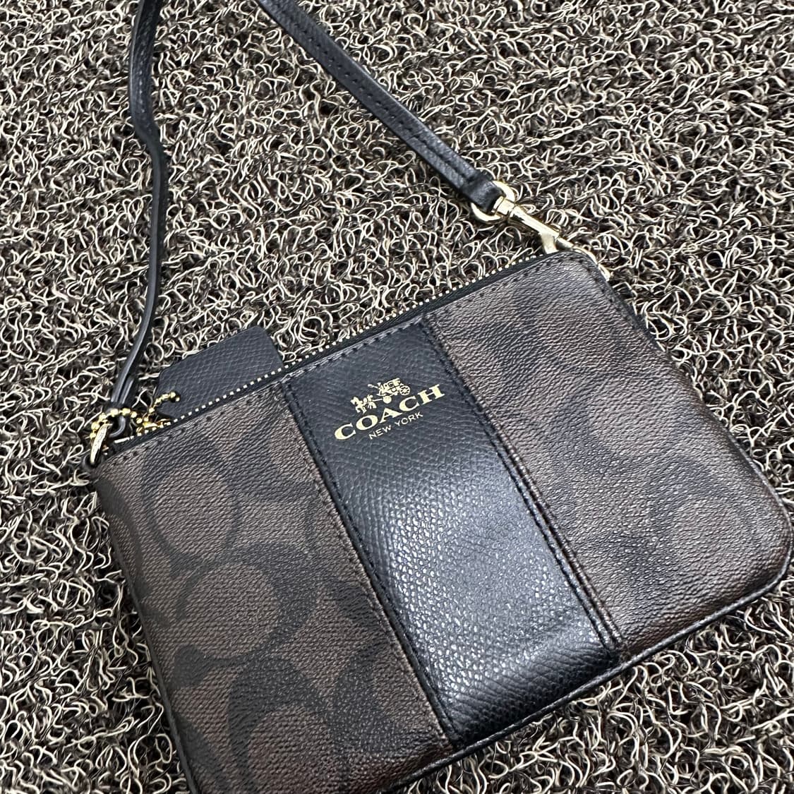 COACH 코치 미니파우치 시그니처 가죽 손목지갑 상품이미지3