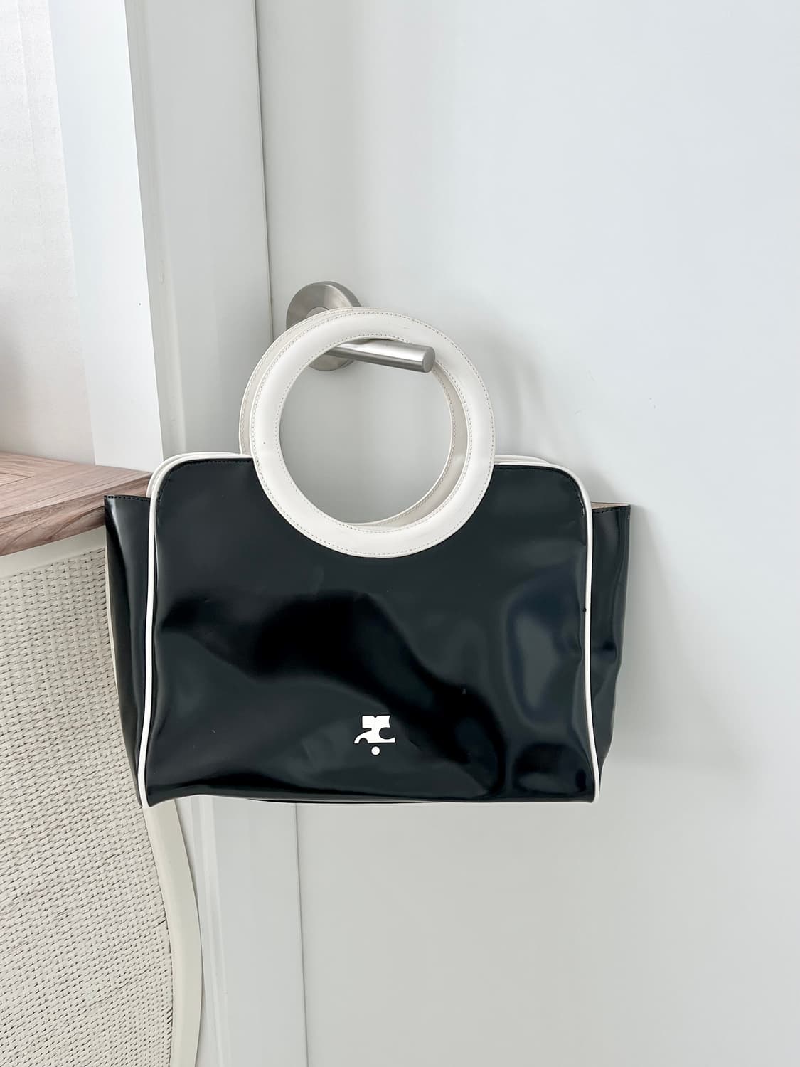 쿠레쥬 블랙 앤 화이트 링 핸들 토트백 꾸레쥬 상품이미지1