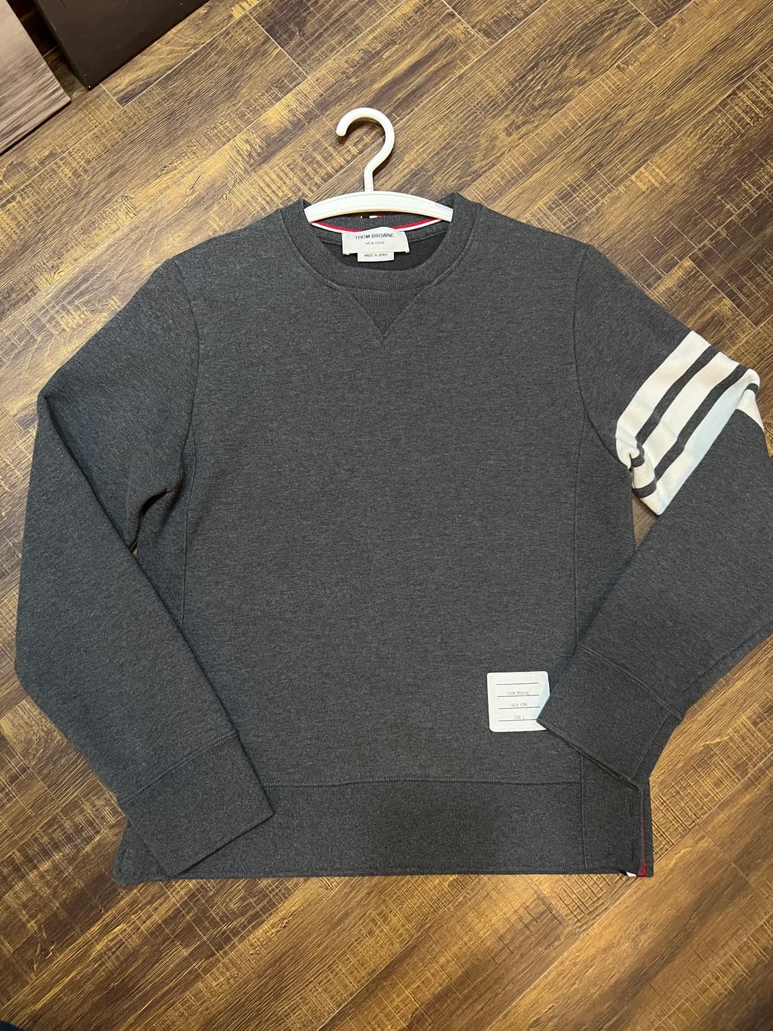 톰브라운 진그레이 맨투맨 상품이미지1