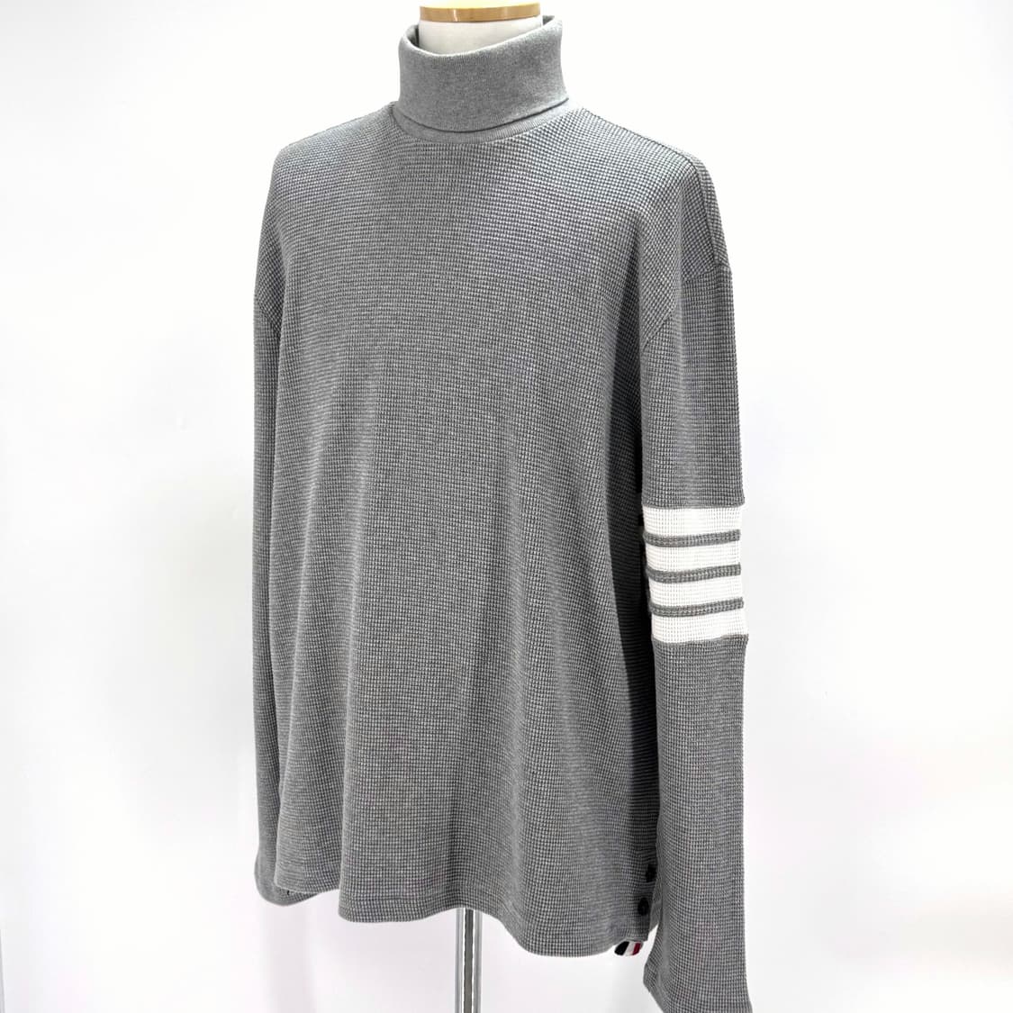 [4사이즈] 톰브라운 사선완장 터틀넥 와플 니트 그레이 (MJS106A) 상품이미지3