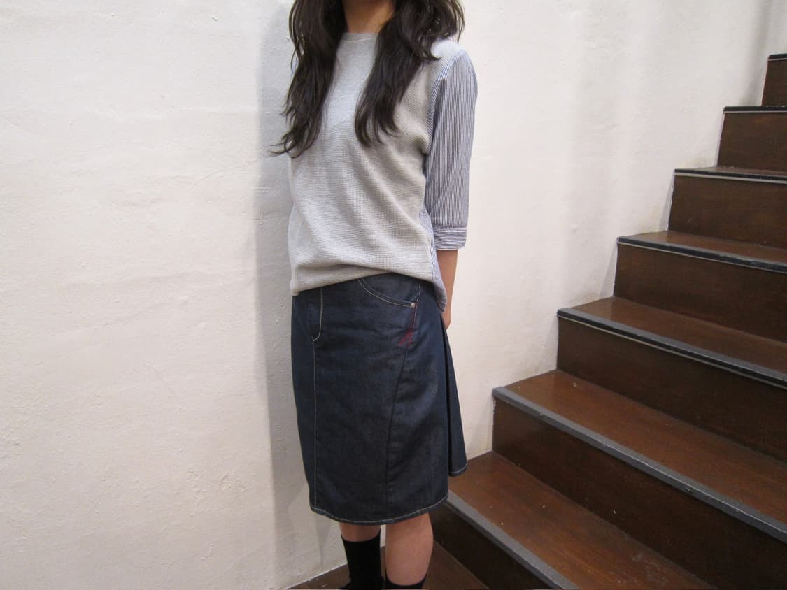 리바이스 엔지니어드 진 데님 미디 스커트 백 플리츠 디테일 진청 상품이미지5